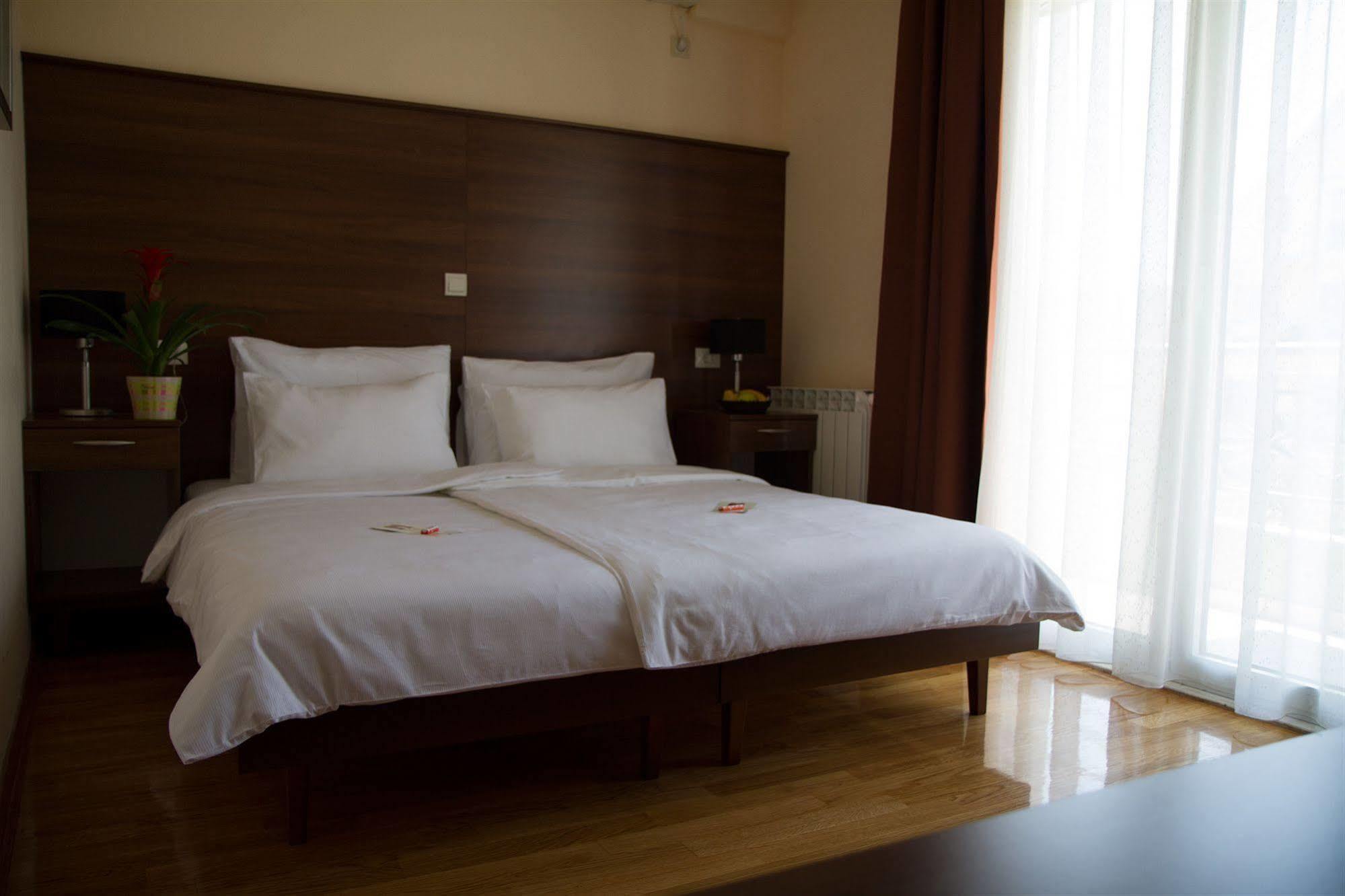 Hotel M Podgorica Esterno foto